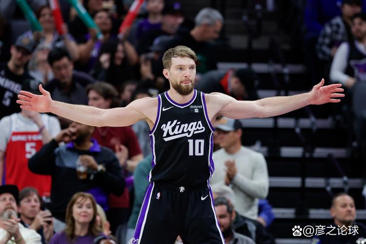 看台嘘声不断（看台嘘声此起彼伏）