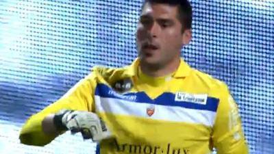 马赫雷斯和知名说唱歌手一同出镜，展示阿尔及利亚队新球衣