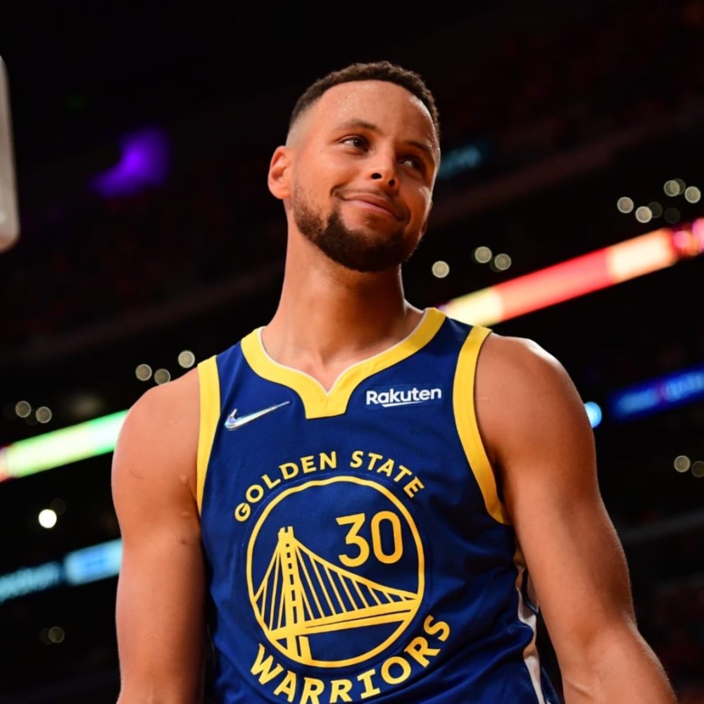 拜仁莱万梅开二度战胜门兴（莱万梅开二度助拜仁力克门兴）