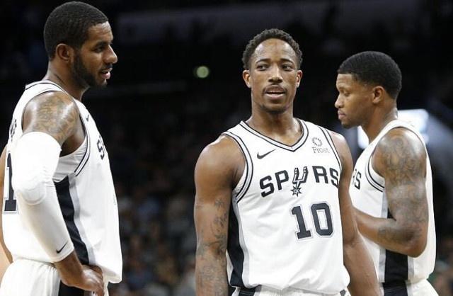 莱奥：我正在学习踢中锋，球队在场内场外都在帮助我（莱奥：正学习胜任中锋，球队场上场下都在帮我）