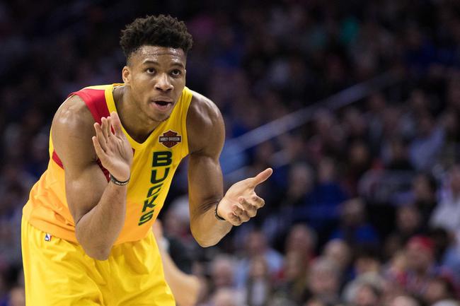 米兰跟队：米兰双雄探讨出售圣西罗冠名权，每年2000-3000万欧（随队记者：米兰双雄商议出售圣西罗冠名权，年收入预计2000-3000万欧）