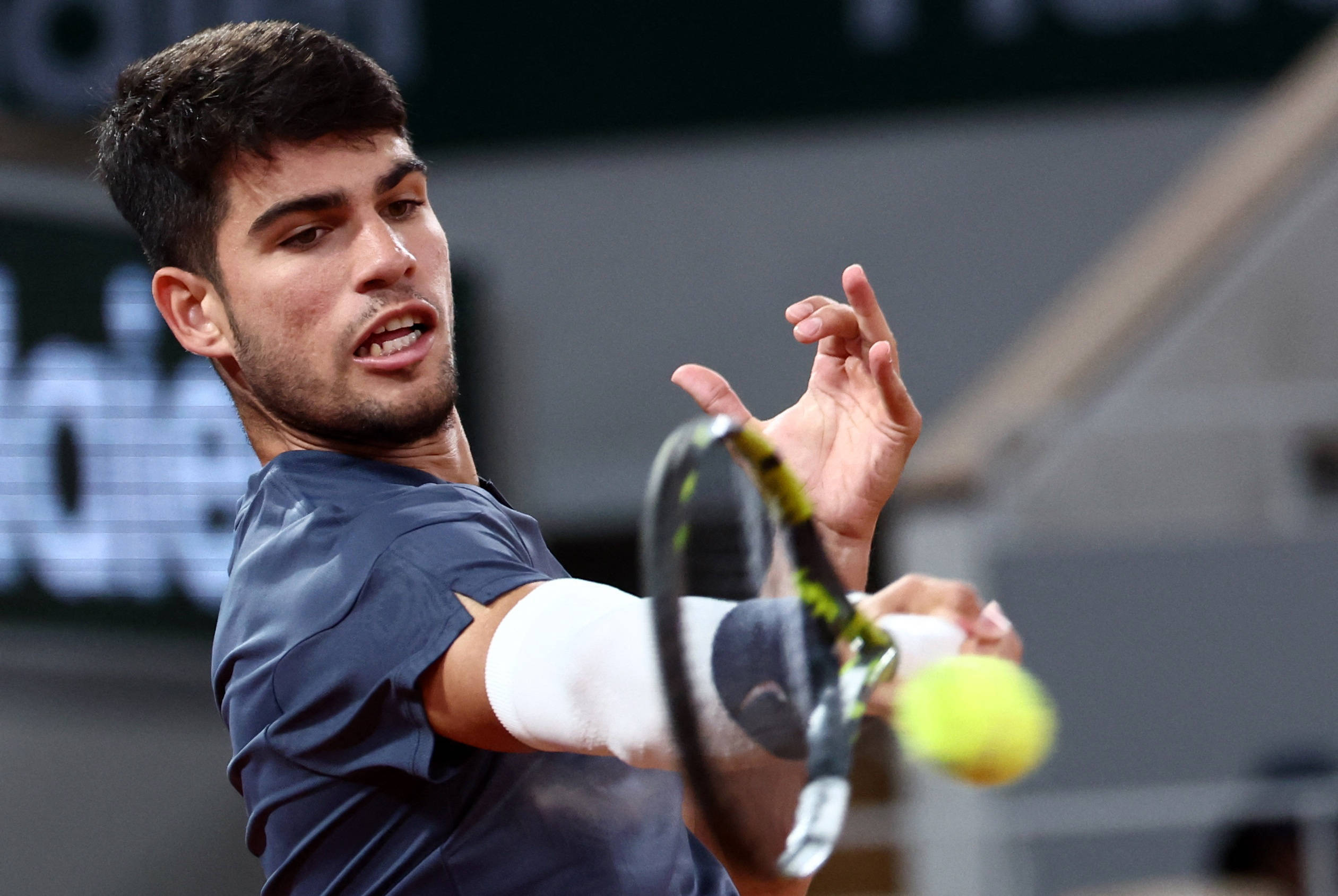 场上创造更 场上创造更